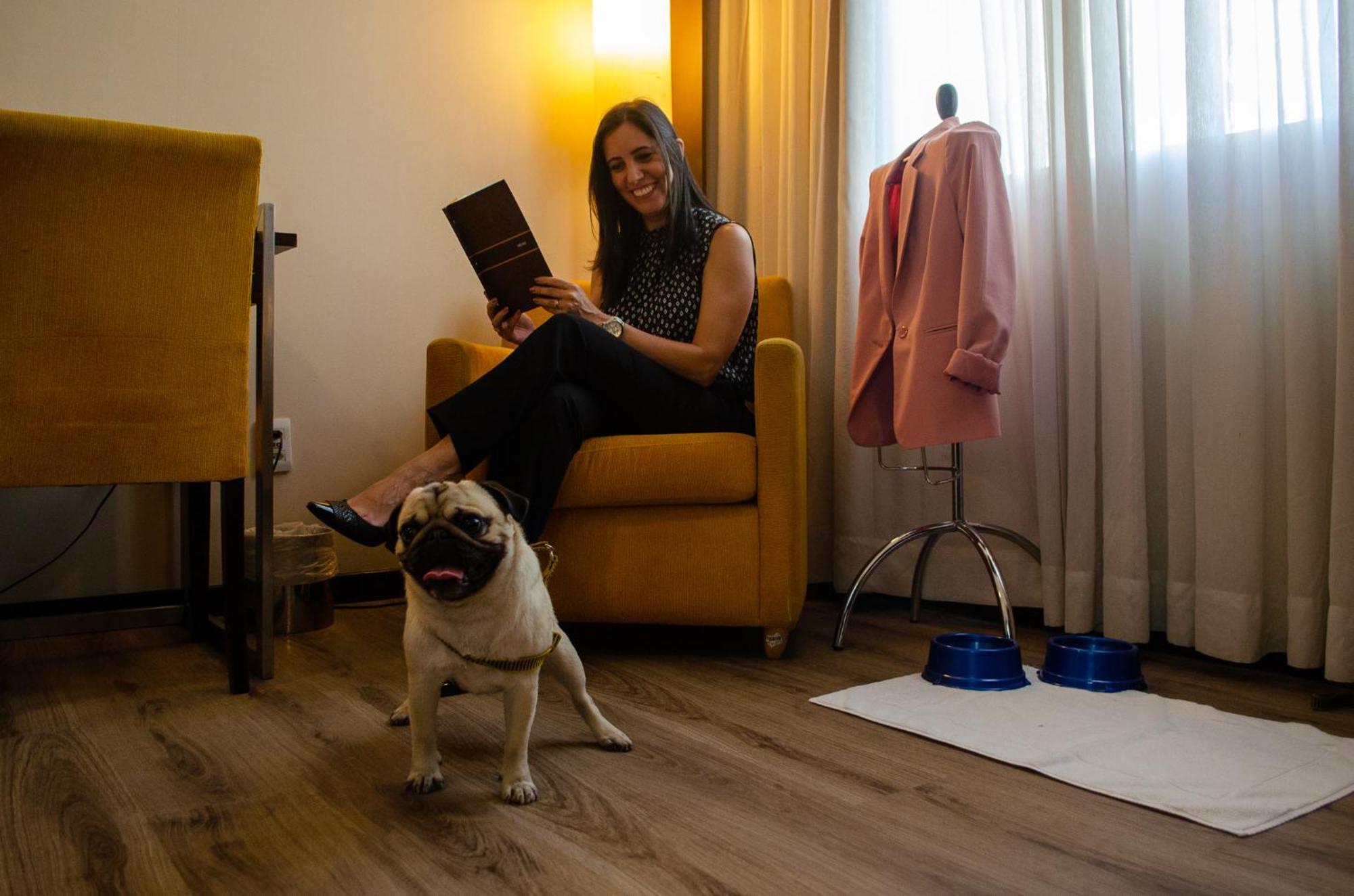 Royal Boutique Savassi Hotel Belo Horizonte Exterior foto A woman with her dog